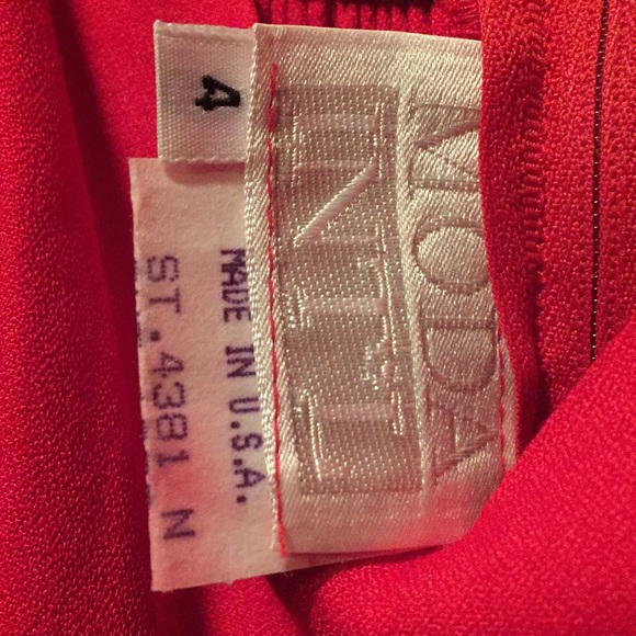 Red Woman’s dress (formal) - Picture 2 of 5